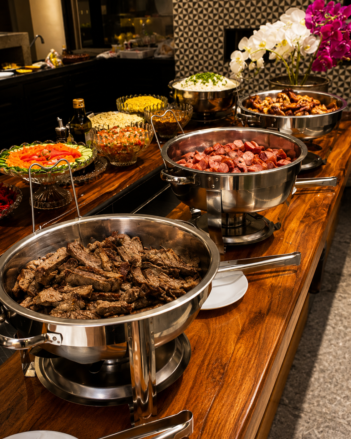 Mesa de madeira com churrasco e saladas