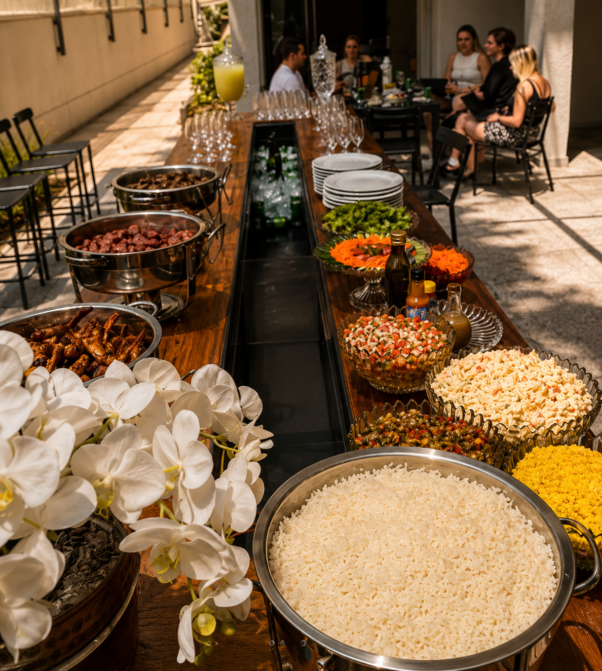 Buffet ao ar livre com saladas, carnes e arroz