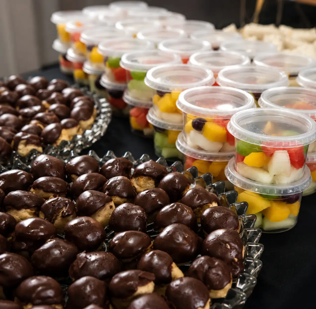 Bandejas de carolinas de chocolate e saladas de fruta
