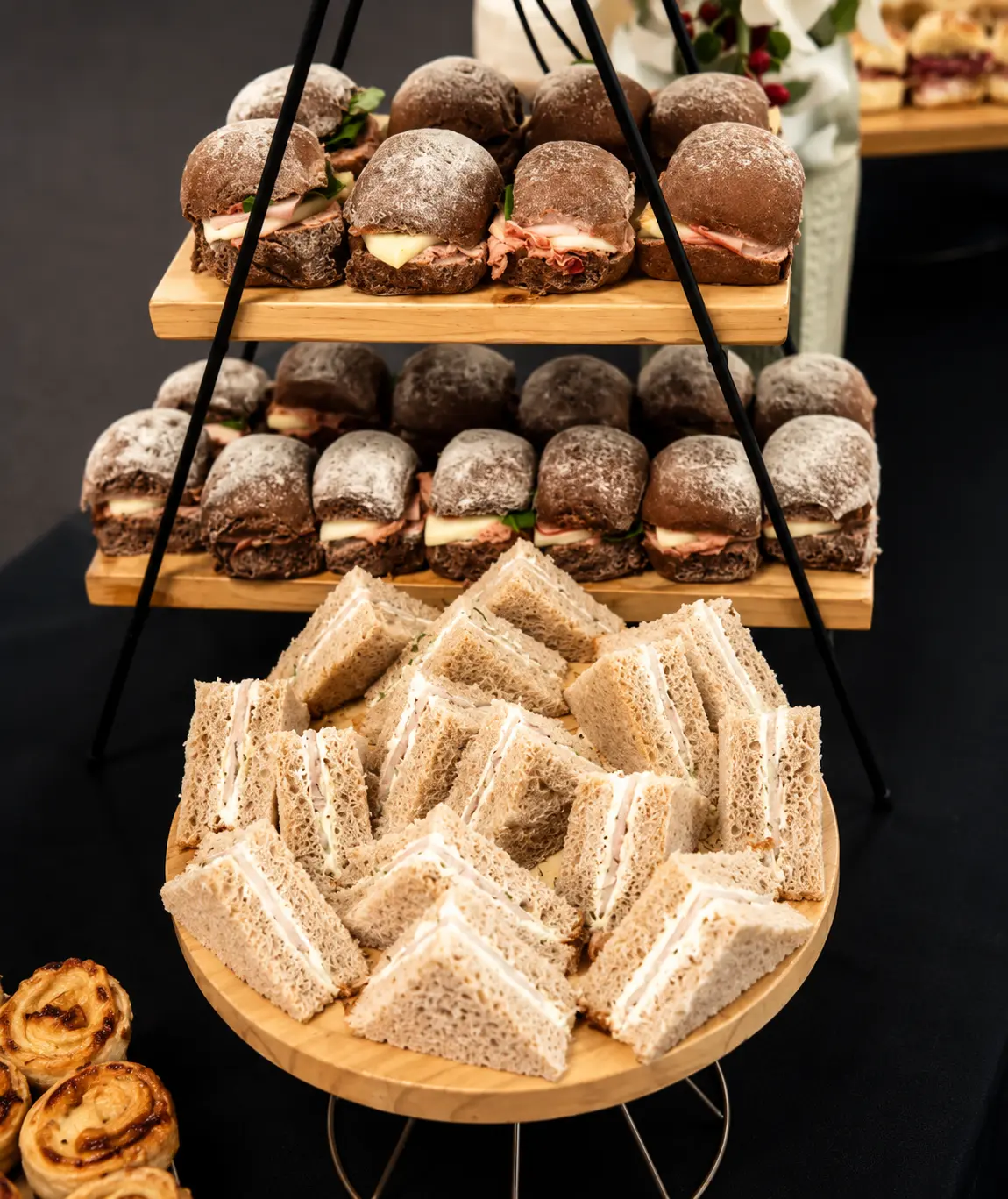 Torre de mini sanduíches de pão integral e branco